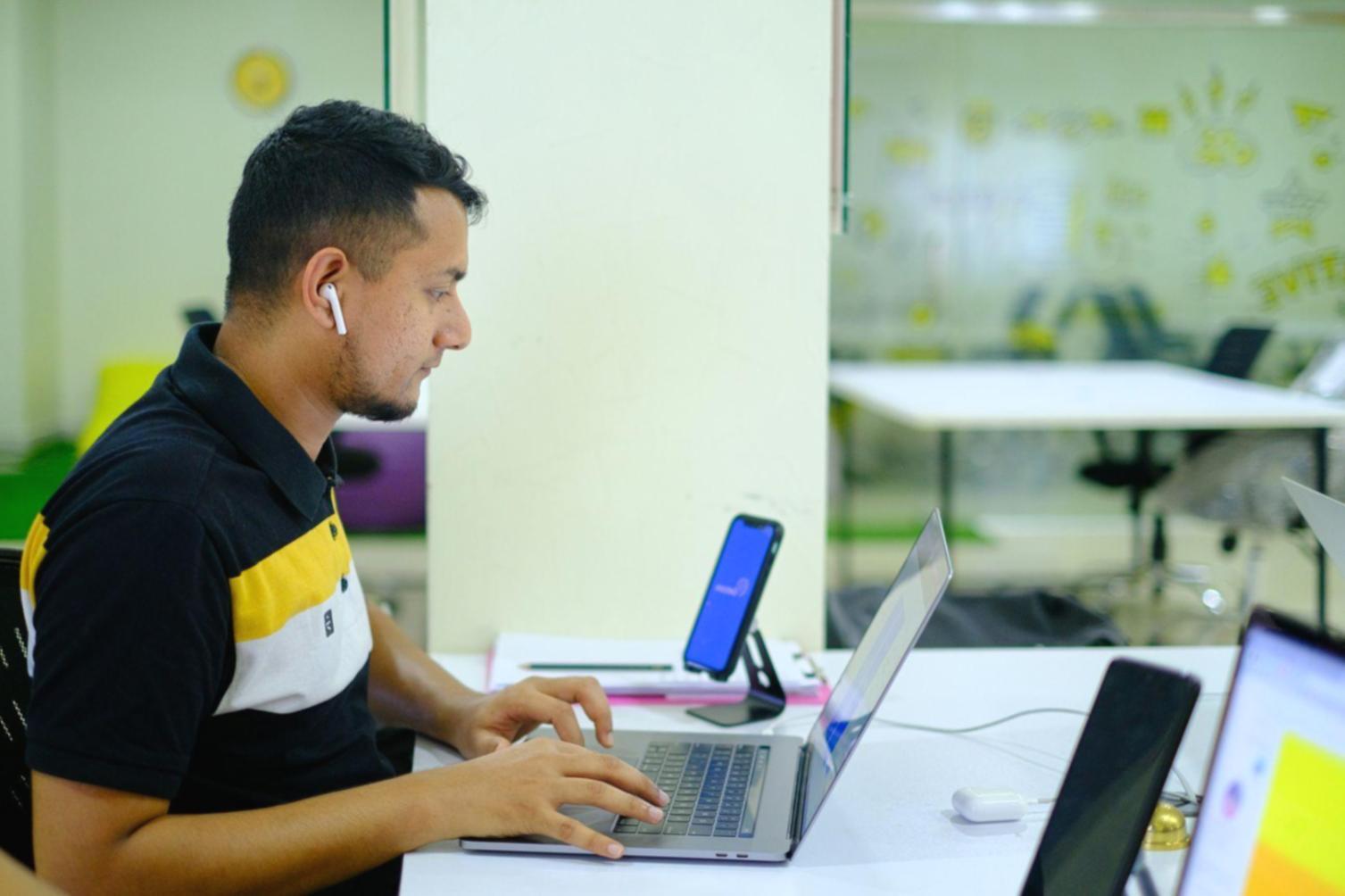 Students analyzing market data and seasonal investment patterns during hands-on workshop